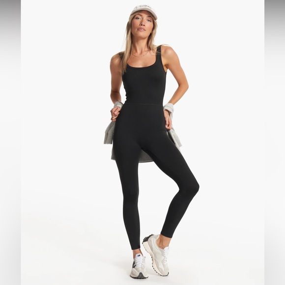 Vuori Black Essential Jumpsuit Size Large NWT - Picture 2 of 14